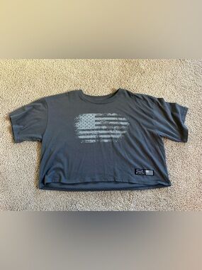 Grunt Style Short Sleeve Gray Flag Crop Tee.